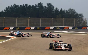 La Fórmula 1 llega al circuito de Sakhir para el Gran Premio de Bahréin 2025, cuarta ronda del campeonato: Este trazado desértico, iluminado por 5.000 luces LED para las carreras nocturnas, es famoso por sus largas rectas y frenadas exigentes