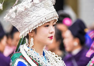 Trajes elaborados y coloridos: Festival de las Hermanas Miao, en el que las jóvenes de esta etnia llevan hermosas y tradicionales vestimentas