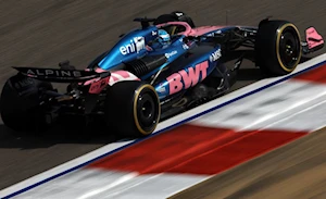La Fórmula 1 llega al circuito de Sakhir para el Gran Premio de Bahréin 2025, cuarta ronda del campeonato: Este trazado desértico, iluminado por 5.000 luces LED para las carreras nocturnas, es famoso por sus largas rectas y frenadas exigentes