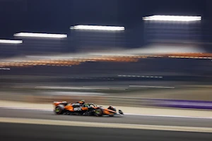 La Fórmula 1 llega al circuito de Sakhir para el Gran Premio de Bahréin 2025, cuarta ronda del campeonato: Este trazado desértico, iluminado por 5.000 luces LED para las carreras nocturnas, es famoso por sus largas rectas y frenadas exigentes