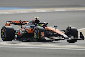 La Fórmula 1 llega al circuito de Sakhir para el Gran Premio de Bahréin 2025, cuarta ronda del campeonato: Este trazado desértico, iluminado por 5.000 luces LED para las carreras nocturnas, es famoso por sus largas rectas y frenadas exigentes