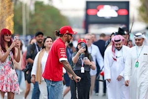 La Fórmula 1 llega al circuito de Sakhir para el Gran Premio de Bahréin 2025, cuarta ronda del campeonato: Este trazado desértico, iluminado por 5.000 luces LED para las carreras nocturnas, es famoso por sus largas rectas y frenadas exigentes