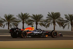 La Fórmula 1 llega al circuito de Sakhir para el Gran Premio de Bahréin 2025, cuarta ronda del campeonato: Este trazado desértico, iluminado por 5.000 luces LED para las carreras nocturnas, es famoso por sus largas rectas y frenadas exigentes