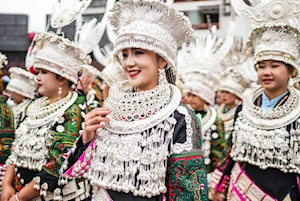 Trajes elaborados y coloridos: Festival de las Hermanas Miao, en el que las jóvenes de esta etnia llevan hermosas y tradicionales vestimentas