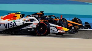 La Fórmula 1 llega al circuito de Sakhir para el Gran Premio de Bahréin 2025, cuarta ronda del campeonato: Este trazado desértico, iluminado por 5.000 luces LED para las carreras nocturnas, es famoso por sus largas rectas y frenadas exigentes