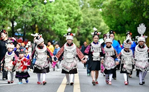 Trajes elaborados y coloridos: Festival de las Hermanas Miao, en el que las jóvenes de esta etnia llevan hermosas y tradicionales vestimentas