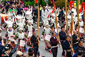 Trajes elaborados y coloridos: Festival de las Hermanas Miao, en el que las jóvenes de esta etnia llevan hermosas y tradicionales vestimentas