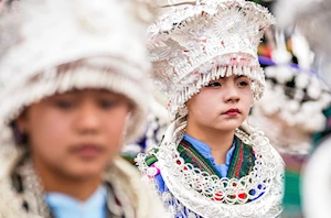 Trajes elaborados y coloridos: Festival de las Hermanas Miao, en el que las jóvenes de esta etnia llevan hermosas y tradicionales vestimentas