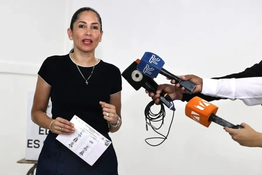 Candidata Luisa González vota en segunda vuelta electoral de Ecuador
