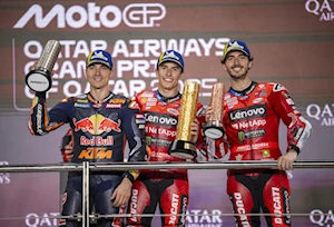 Victoria trabajada para Marc Márquez en Qatar: lidera el campeonato tras vencer a Bagnaia y esquivar el drama familiar con Álex en la primera curva