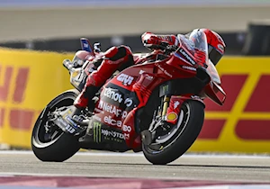 Victoria trabajada para Marc Márquez en Qatar: lidera el campeonato tras vencer a Bagnaia y esquivar el drama familiar con Álex en la primera curva