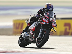 Victoria trabajada para Marc Márquez en Qatar: lidera el campeonato tras vencer a Bagnaia y esquivar el drama familiar con Álex en la primera curva