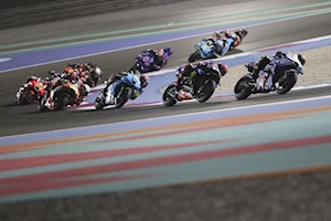 Victoria trabajada para Marc Márquez en Qatar: lidera el campeonato tras vencer a Bagnaia y esquivar el drama familiar con Álex en la primera curva