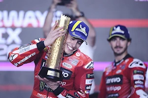 Victoria trabajada para Marc Márquez en Qatar: lidera el campeonato tras vencer a Bagnaia y esquivar el drama familiar con Álex en la primera curva