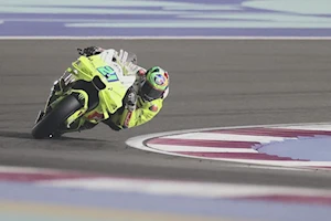 Victoria trabajada para Marc Márquez en Qatar: lidera el campeonato tras vencer a Bagnaia y esquivar el drama familiar con Álex en la primera curva