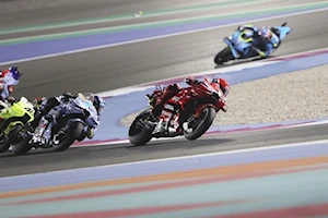 Victoria trabajada para Marc Márquez en Qatar: lidera el campeonato tras vencer a Bagnaia y esquivar el drama familiar con Álex en la primera curva