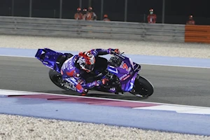 Victoria trabajada para Marc Márquez en Qatar: lidera el campeonato tras vencer a Bagnaia y esquivar el drama familiar con Álex en la primera curva