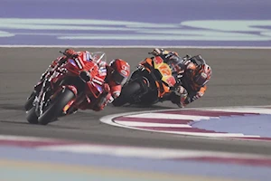 Victoria trabajada para Marc Márquez en Qatar: lidera el campeonato tras vencer a Bagnaia y esquivar el drama familiar con Álex en la primera curva