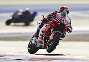 Victoria trabajada para Marc Márquez en Qatar: lidera el campeonato tras vencer a Bagnaia y esquivar el drama familiar con Álex en la primera curva