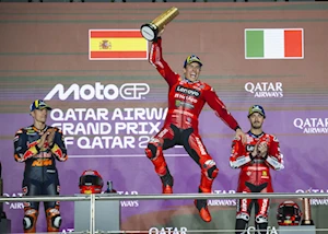 Victoria trabajada para Marc Márquez en Qatar: lidera el campeonato tras vencer a Bagnaia y esquivar el drama familiar con Álex en la primera curva