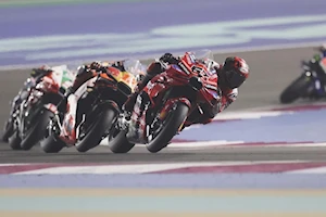 Victoria trabajada para Marc Márquez en Qatar: lidera el campeonato tras vencer a Bagnaia y esquivar el drama familiar con Álex en la primera curva