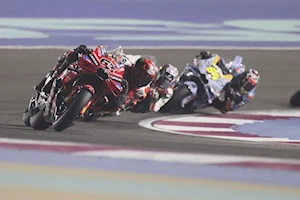 Victoria trabajada para Marc Márquez en Qatar: lidera el campeonato tras vencer a Bagnaia y esquivar el drama familiar con Álex en la primera curva