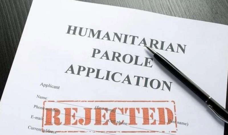 Jueza en EEUU detiene deportación de migrantes con parole