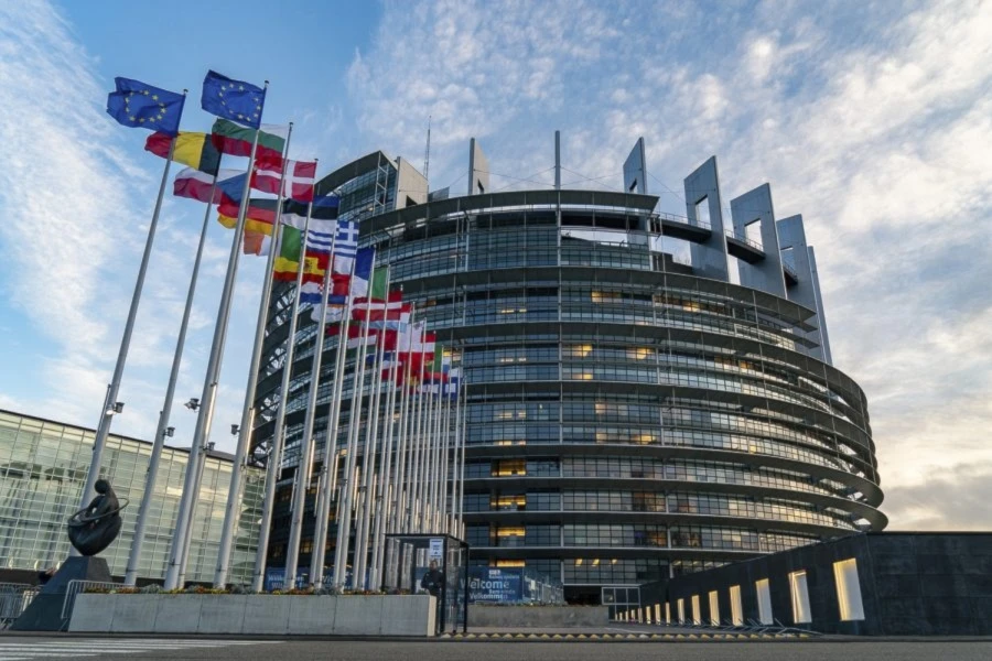 UE pausa aranceles contra EEUU y busca negociar tras gesto de Trump
