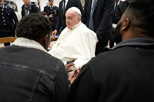 En un gesto cargado de simbolismo, adaptado a sus limitaciones físicas, el papa Francisco visitó este Jueves Santo la cárcel Regina Coeli de Roma, manteniendo su tradicional encuentro con reclusos, pero sin realizar el acostumbrado Lavatorio de los Pies