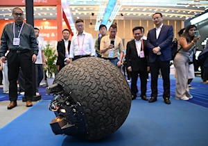 Robots humanoides y de servicio, así como artefactos de avanzada tecnología, se aprecian en la 137ª edición de la Feria de Guangdong, en China, que este año superó los 30.000 expositores