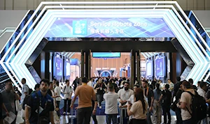 Robots humanoides y de servicio, así como artefactos de avanzada tecnología, se aprecian en la 137ª edición de la Feria de Guangdong, en China, que este año superó los 30.000 expositores