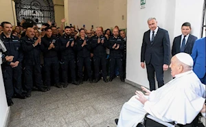 En un gesto cargado de simbolismo, adaptado a sus limitaciones físicas, el papa Francisco visitó este Jueves Santo la cárcel Regina Coeli de Roma, manteniendo su tradicional encuentro con reclusos, pero sin realizar el acostumbrado Lavatorio de los Pies