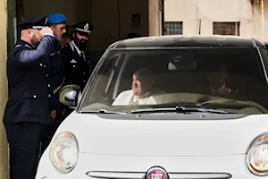 En un gesto cargado de simbolismo, adaptado a sus limitaciones físicas, el papa Francisco visitó este Jueves Santo la cárcel Regina Coeli de Roma, manteniendo su tradicional encuentro con reclusos, pero sin realizar el acostumbrado Lavatorio de los Pies