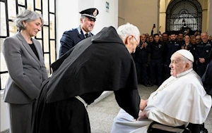 En un gesto cargado de simbolismo, adaptado a sus limitaciones físicas, el papa Francisco visitó este Jueves Santo la cárcel Regina Coeli de Roma, manteniendo su tradicional encuentro con reclusos, pero sin realizar el acostumbrado Lavatorio de los Pies
