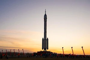 China ultima preparativos para el lanzamiento de la nave espacial tripulada Shenzhou-20: Imágenes Exclusivas del Cohete Gran Marcha-2F y la Nave en el Sitio de Lanzamiento