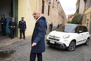 En un gesto cargado de simbolismo, adaptado a sus limitaciones físicas, el papa Francisco visitó este Jueves Santo la cárcel Regina Coeli de Roma, manteniendo su tradicional encuentro con reclusos, pero sin realizar el acostumbrado Lavatorio de los Pies