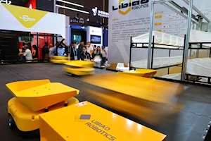 Robots humanoides y de servicio, así como artefactos de avanzada tecnología, se aprecian en la 137ª edición de la Feria de Guangdong, en China, que este año superó los 30.000 expositores