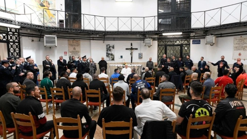Francisco se salta el reposo y visita reclusos por Semana Santa