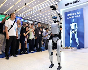 Robots humanoides y de servicio, así como artefactos de avanzada tecnología, se aprecian en la 137ª edición de la Feria de Guangdong, en China, que este año superó los 30.000 expositores