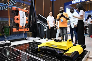 Robots humanoides y de servicio, así como artefactos de avanzada tecnología, se aprecian en la 137ª edición de la Feria de Guangdong, en China, que este año superó los 30.000 expositores