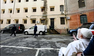 En un gesto cargado de simbolismo, adaptado a sus limitaciones físicas, el papa Francisco visitó este Jueves Santo la cárcel Regina Coeli de Roma, manteniendo su tradicional encuentro con reclusos, pero sin realizar el acostumbrado Lavatorio de los Pies