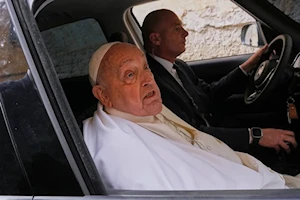 En un gesto cargado de simbolismo, adaptado a sus limitaciones físicas, el papa Francisco visitó este Jueves Santo la cárcel Regina Coeli de Roma, manteniendo su tradicional encuentro con reclusos, pero sin realizar el acostumbrado Lavatorio de los Pies