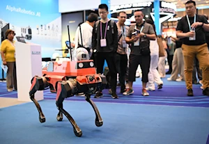 Robots humanoides y de servicio, así como artefactos de avanzada tecnología, se aprecian en la 137ª edición de la Feria de Guangdong, en China, que este año superó los 30.000 expositores