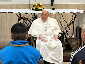 En un gesto cargado de simbolismo, adaptado a sus limitaciones físicas, el papa Francisco visitó este Jueves Santo la cárcel Regina Coeli de Roma, manteniendo su tradicional encuentro con reclusos, pero sin realizar el acostumbrado Lavatorio de los Pies