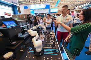 Robots humanoides y de servicio, así como artefactos de avanzada tecnología, se aprecian en la 137ª edición de la Feria de Guangdong, en China, que este año superó los 30.000 expositores