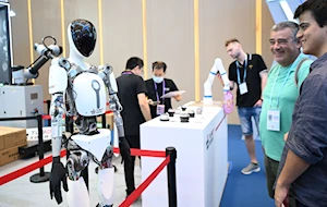 Robots humanoides y de servicio, así como artefactos de avanzada tecnología, se aprecian en la 137ª edición de la Feria de Guangdong, en China, que este año superó los 30.000 expositores