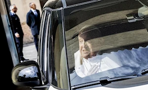 En un gesto cargado de simbolismo, adaptado a sus limitaciones físicas, el papa Francisco visitó este Jueves Santo la cárcel Regina Coeli de Roma, manteniendo su tradicional encuentro con reclusos, pero sin realizar el acostumbrado Lavatorio de los Pies