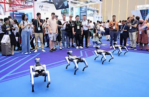 Robots humanoides y de servicio, así como artefactos de avanzada tecnología, se aprecian en la 137ª edición de la Feria de Guangdong, en China, que este año superó los 30.000 expositores