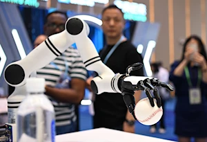 Robots humanoides y de servicio, así como artefactos de avanzada tecnología, se aprecian en la 137ª edición de la Feria de Guangdong, en China, que este año superó los 30.000 expositores