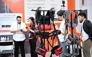 Robots humanoides y de servicio, así como artefactos de avanzada tecnología, se aprecian en la 137ª edición de la Feria de Guangdong, en China, que este año superó los 30.000 expositores